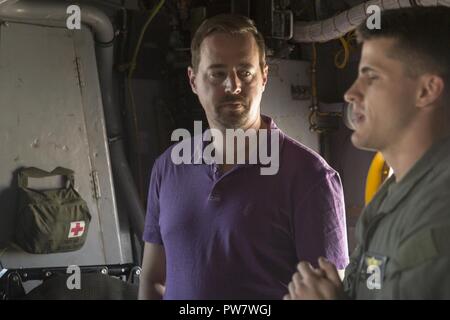 Sean Murray, un leader membro del cast della CBS hit dramma "NCIS: Naval indagini penali", ascolta come Capt. Michael Taylor, un CH-53E Super Stallion pilota, spiega le funzionalità del velivolo durante un tour di OSU al Marine Corps Air Station Miramar, California, Sett. 30. Principali membri del cast da hit CBS dramma "NCIS: Naval indagini penali", Brian Dietzen, Duane Henry, Murray e Wilmer Valderrama visualizzate tre diverse piattaforme di aeromobili con terzo aeromobile Marina Wing e ha partecipato a un pranzo con Marines prima di una sessione di domande e risposte e mostra lo screening. Foto Stock