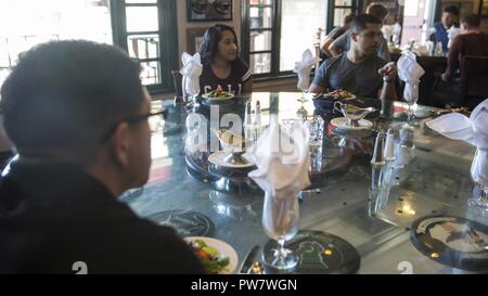 Wilmer Valderrama, un leader membro del cast della CBS hit dramma "NCIS: Naval indagini penali" parla con Marines presso un pranzo durante un tour di OSU al Marine Corps Air Station Miramar, California, Sett. 30. Brian Dietzen, Duane Henry, Sean Murray e Valderrama visualizzate tre diverse piattaforme di aeromobili con terzo aeromobile Marina Wing e ha partecipato a un pranzo con Marines prima di una sessione di domande e risposte e mostra lo screening. Foto Stock