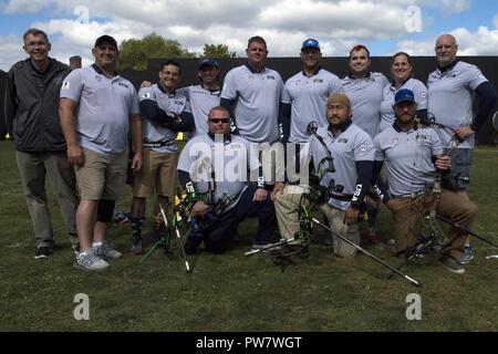 I membri del team US posano per una foto durante il 2017 Invictus giochi al Fort York sito storico di Toronto, Ontario, Settembre 28, 2017. La Invictus Giochi, istituito dal principe Harry nel 2014, riunisce i feriti e i veterani feriti da 17 nazioni per 12 adaptive eventi sportivi, tra cui via e un campo basket in carrozzella, Rugby in carrozzina, nuoto, seduta a pallavolo e nuovo per il 2017 giochi, golf. Foto Stock