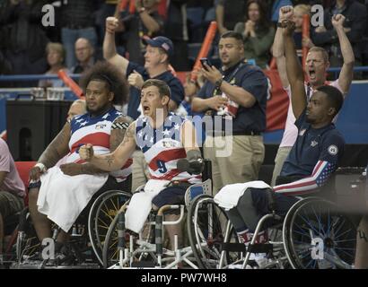 Esercito personale veterano Sgt. Isaac Rios Jr., Marine Corps veterano Sgt. Michael Nicholson e SOCOM veterano Sgt. Roosevelt Anderson Jr. reagiscono come noi del team sconfigge Paesi Bassi per vincere la medaglia d'oro di basket in carrozzella al centro Mattamy durante il 2017 Invictus Giochi di Toronto il 30 settembre 2017. La Invictus Giochi, istituito dal principe Harry nel 2014, riunisce i feriti e i veterani feriti da 17 nazioni per 12 adaptive eventi sportivi, tra cui via e un campo basket in carrozzella, Rugby in carrozzina, nuoto, seduta a pallavolo e nuovo per il 2017 giochi, golf. Foto Stock