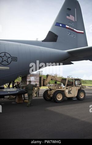 Stati Uniti Air Force Staff Sgt. Nolan R. Brandt, C-130J loadmaster con la 39th Airlift Squadron, guide U.S. Marine Cpl. Michael A. Fleenor, una apparecchiatura pesante operatore con la Joint Task Force - Isole Sottovento, come egli si avvale di un carrello elevatore a forche e il cibo di scarico da una C-130J Hercules al Douglas-Charles Aeroporto di Melville Hall, Dominica, Sett. 29, 2017. L'aeromobile consegnato il cibo per essere distribuiti a persone in stato di bisogno presso l'aeroporto. Su richiesta dei paesi partner e il Dipartimento di Stato e gli Stati Uniti Agenzia per lo Sviluppo Internazionale, JTF-li ha distribuito degli aerei e i membri del servizio a zone in t Foto Stock