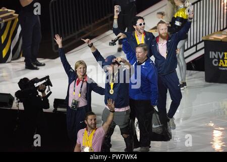 I membri del team a noi entrare nell'arena durante la cerimonia di chiusura del 2017 Invictus giochi presso la Air Canada Centre di Toronto, Ontario, Settembre 30, 2017. La Invictus Giochi, istituito dal principe Harry nel 2014, riunisce i feriti e i veterani feriti da 17 nazioni per 12 adaptive eventi sportivi, tra cui via e un campo basket in carrozzella, Rugby in carrozzina, nuoto, seduta a pallavolo e nuovo per il 2017 giochi, golf. Foto Stock