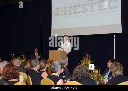 Il cap. Thomas Herzig, comandante, Naval Medical Research Unit San Antonio (NAMRU-SA) parla di legislatori HESTEC' Reception & Awards Cena, Edinburg, Texas, 1 ottobre. America's Navy hanno partecipato al 2017 ispanica, Ingegneria, Scienza e Tecnologia (HESTEC) Settimana legislatori dell' accoglienza e premi la cena tenutasi nel campus dell Università di Texas-Rio Grande Valley. Erogazione di commento a nome della marina militare è stata Capt. Herzig. L'oratore principale è stato Stephen Ritz, direttore esecutivo, Verde Bronx macchina. Foto Stock