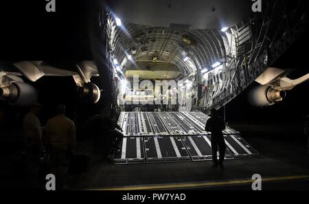 Un Humvee è scaricata da una C-17 Globemaster III a Ceiba, Puerto Rico, Sett. 29, 2017. Tre Humvees e 12 soldati dell esercito sono state adottate per La Ceiba, Puerto Rico per aiutare a distribuire le forniture a quelli colpiti dall uragano Maria. Xv Airlift Squadron e 437th Airlift Wing lavorato a fianco dell'esercito 510th Risorse Umane azienda di fornire sollievo a Puerto Rico. Uragano Maria realizzato approdo nel Porto Rico il 7 settembre 20, 2017 lasciando milioni senza alimentazione e cibo o acqua. Foto Stock