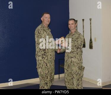 SAN DIEGO (sett. 20, 2017) posteriori Adm. Brian Brakke, comandante della Marina Militare di combattimento Expeditionary Command (NECC) presenta Lt. Wayne Mcelmoyl con la Cmdr. Kevin bambini Excellence Award durante una cerimonia di premiazione presso l'eliminazione degli ordigni esplosivi (EOD) Unità mobile in tre a bordo di base navale Coronado, Sett. 20. Stati Uniti Navy EOD è il mondo del premier forza di combattimento per contrastare i rischi di esplosione e condurre immersioni expeditionary e recupero. Foto Stock