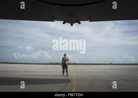 Un Commando di aria con il quindicesimo Manutenzione aeromobili unità esegue la fase di pre-flight ispezioni di un quindicesimo Special Operations Squadron MC-130H Combat Talon II a Grandly Adams aeroporto, Barbados, Sett. 29, 2017. Circa 50 aria Commandos sono parte di un gruppo distribuito per fornire aiuti umanitari dopo gli uragani di Irma e Maria hanno devastato le isole dei Caraibi. Foto Stock