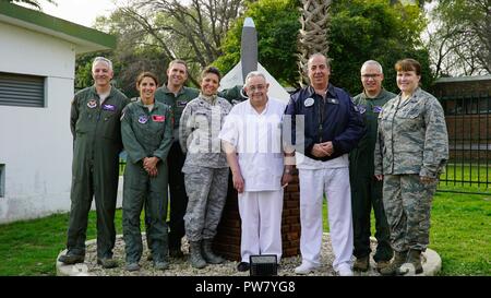 Stati Uniti e forza aerea argentine il personale medico a concludere un senior leader impegno come parte del Dipartimento della Difesa dello Stato del programma di partenariato sett. 20 presso l'Istituto nazionale di medicina aeronautica e spaziale, Argentina. I principali leader dalla Georgia Air National Guard e il dodicesimo Air Force (AFSOUTH), si sono incontrati per lo scambio di conoscenze e di esperienze con controparti argentine. La chiave del leader l'impegno è un passo importante verso il rafforzamento del partenariato tra le due nazioni. Foto Stock