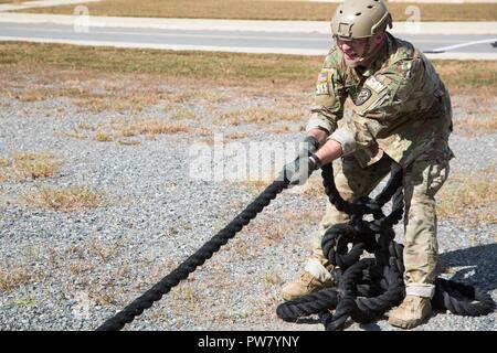 Stati Uniti Army Spc. Johnny lungo, assegnato a U.S. Esercito Cyber comando, compete in slitta tirare evento durante il benessere fisico di valutazione nel miglior guerriero di concorrenza a Fort A.P. Hill, Va., Ottobre 2, 2017. Il miglior guerriero la concorrenza è la prova culminante per sottufficiali e soldati dell'anno da 10 comandi militari di tutto il mondo. Foto Stock