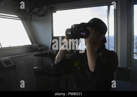 Porto di Hong Kong (ott. 6, 2017) - Master-at-Arms 2a classe Alexis Kettelhut, da Barnum, Minnesota, treni come tattico antiterrorismo Watch Officer (ATTWO) sul ponte di navigazione della Marina è distribuita portaerei USS Ronald Reagan (CVN 76), in quanto la nave cuoce a vapore lungo la costa della Cina dopo una porta programmata visita a Hong Kong. Durante la visita di porta, marinai hanno partecipato in 10 relazioni comunitarie eventi, sette morale, il benessere degli animali e la ricreazione tours e diversi eventi sportivi con la nazione ospitante. Ronald Reagan, il portabandiera del Carrier Strike gruppo 5, fornisce un combattimento-forc pronto Foto Stock