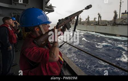 Mar dei Caraibi (sett. 26, 2017) da bombardieri Mate 3° di classe Stacey McSwain spara un colpo dalla linea di assalto anfibio nave USS Wasp (LHD 1) al combattimento veloce nave appoggio USNS alimentazione (T-AOE-6) per iniziare il rifornimento in mare. Vespa è al largo dell'isola di Dominica fornendo aiuti per gli sfollati come parte della prima risposta sforzi nella scia di uragano Maria. Foto Stock