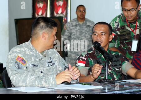 CIBENDA, Indonesia - soldati con la Tentara Nasional Indonesia l'esercito (TNI-AD) e Hawaii Army National Guard per partecipare a un posto di comando esercizio (CPX) l'evento di formazione durante la Garuda scudo, Settembre 26, 2017. Foto Stock