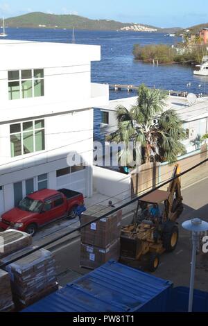 I residenti di Culebra Island, Puerto Rico, scaricare 24 pallet di prodotti alimentari ha emesso dagli organi di protezione del Puerto Rico esercito nazionale Guard, Ottobre 2, 2017. La Federal Emergency Management Agency, il Dipartimento della difesa e di altre agenzie governative di coordinare il cibo e l'erogazione di acqua verso le autorità civili a Puerto Rico per sostenere i soccorsi dopo l uragano Maria. Foto Stock