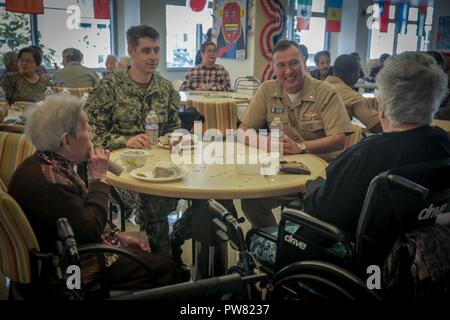 Stati Uniti Marines e marinai con il combattimento il battaglione della logistica 11, Sede reggimento marittima 1 Logistics Group unita dei cittadini anziani in balia alloggiamento, Mission Creek Senior Community Ott 3, 2017, a San Francisco durante la San Francisco Settimana della flotta. I marines hanno trascorso un periodo di tempo con gli anziani, che partecipano alle attività svolte con loro come bingo, bowling e Nintendo Wii. Foto Stock