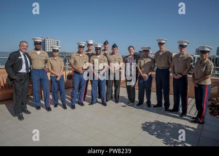 Stati Uniti Marines e marinai con il combattimento il battaglione della logistica 11, Sede reggimento marittima 1 Logistics Group unita dei cittadini anziani in balia alloggiamento, Mission Creek Senior Community Ott 3, 2017 a San Francisco durante la San Francisco Settimana della flotta. I marines hanno trascorso un periodo di tempo con gli anziani, che partecipano alle attività svolte con loro come bingo, bowling e Nintendo Wii. Foto Stock