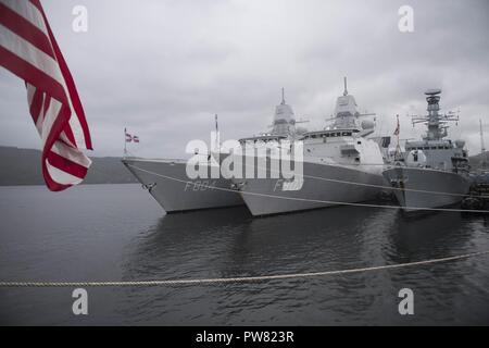 FASLANE in Scozia (ott. 1, 2017) Il Royal Netherlands fregate HNLMS Tromp (F803), HNLMS de Ruyter (F804) e la fregata HMS Somerset (F 82) ormeggiati a Faslane in Scozia, durante l'esercizio protezione formidabile 2017, 1 ottobre. Protezione formidabile è un U.S. Sesta flotta-led, colpisce navale e il sostegno delle forze NATO-Esercizio di condotta progettata per migliorare l'interoperabilità degli alleati in un live-fuoco aria integrato e la difesa missilistica ambiente utilizzando il comando della NATO e il reporting di controllo delle strutture. Foto Stock