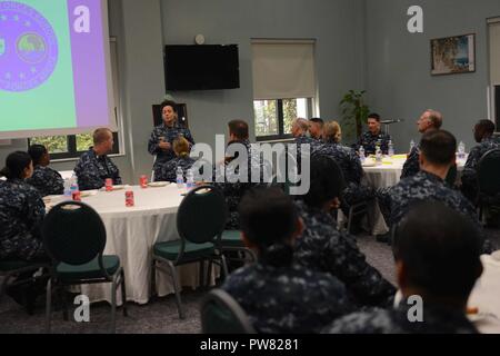 Supporto navale attività napoli, Italia (ott. 2, 2017) Adm. Michelle J. Howard, commander, U.S. Forze Navali e Europa-africa commander, alleato del Comando interforze di Napoli, offre un commento a Napoli " Regione Chiefs pasticcio Ott 2, 2017. Stati Uniti Forze Navali, Europa-Africa con sede a Napoli, Italia, sovrintende il giunto e operazioni navali, spesso di concerto con allied, articolari e tra le agenzie partner, per consentire rapporti duraturi e aumentare la vigilanza e la resilienza in Europa e in Africa. Foto Stock