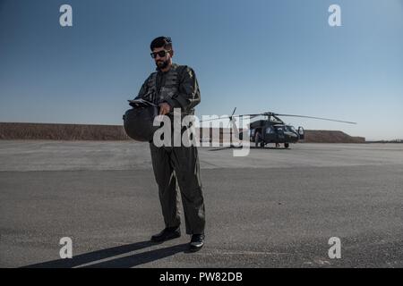 Afghane uno Mi-17 recensioni pilota informazioni di volo prima del suo primo volo di orientamento nel nuovo Afghan Air Force UH-60un Black Hawk sett. 3, 2017, a Kandahar Airfield, Afghanistan. La Afghan Air Force ha ricevuto la nuova piattaforma in settembre e selezionare gli avieri afghani sono la riqualificazione professionale per avviare il sistema di armi nella lotta per l'Afghanistan. Foto Stock