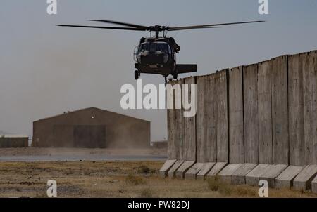 Un Afghan Air Force UH-60un Black Hawk si libra sul flightline Ott 3, 2017, a Kandahar Airfield, Afghanistan. Sei Afghan Mi-17 piloti hanno iniziato la formazione pilota per la UH-60 e sono attesi a volare l'elicottero entro la fine dell'anno. Il Black Hawk è parte di un continuo sforzo di ammodernamento per la crescente AAF e sostituirà l'invecchiamento Mi-17 piattaforma. Foto Stock