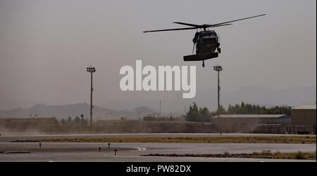 Un Afghan Air Force UH-60un Black Hawk approcci per lo sbarco di Ottobre 3, 2017, a Kandahar Airfield, Afghanistan. La UH-60 è parte di una multi-anno lo sforzo di ammodernamento per la Afghan Air Force. Mi-17 sono i piloti della riqualificazione professionale per la nuova piattaforma e sono attesi per volare l'aereo entro la fine dell'anno. Foto Stock