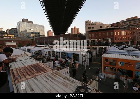 Photoville è annualmente una mostra fotografica ospitata sotto il ponte di Brooklyn in Dumbo quartiere. Il Marine Corps ha partecipato alla mostra per la prima volta da che mostra la fotografia che incarnò i Marines' marchio attuale idea di "Battaglie ha vinto". Foto Stock