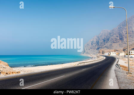 Scenic Khasab strada costiera nel governatorato di Musandam di Oman Foto Stock