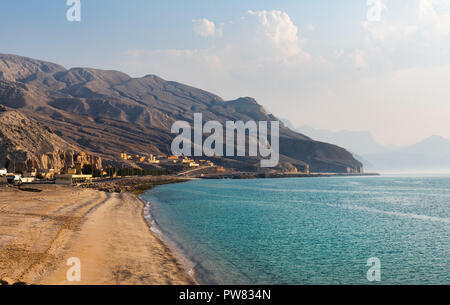 Scenic Khasab strada costiera nel governatorato di Musandam di Oman Foto Stock