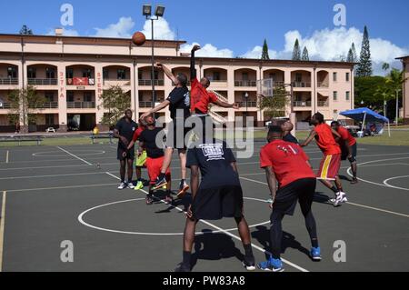 I soldati assegnati alla brigata 325Battaglione di supporto, 3° Brigata Team di combattimento, XXV divisione di fanteria, e il sessantacinquesimo ingegnere vigili del Battaglione, 2° BDE. Il Team di combattimento, XXV ID, tip off per il Tropic Lightning settimana campionato di pallacanestro di gioco a Schofield Barracks, Hawaii, ad Ottobre 3, 2017. Tropic Lightning settimana è un giro evento sportivo per commemorare il 76° anniversario della divisione. Foto Stock