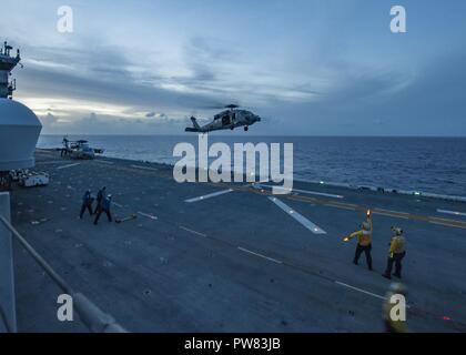 Mar dei Caraibi (ott. 3, 2017) segnale di marinai l'atterraggio di un MH-60S Sea Hawk elicottero come l'assalto anfibio nave USS Wasp (LHD 1) transita il Mar dei Caraibi a sostegno dell'Uragano Maria i soccorsi in Puerto Rico. Il Dipartimento della difesa è di sostenere la Federal Emergency Management Agency, il piombo agenzia federale, per aiutare le persone colpite dall'uragano Maria per ridurre al minimo la sofferenza ed è un componente del complessivo intero-di-risposta del governo sforzo. Foto Stock