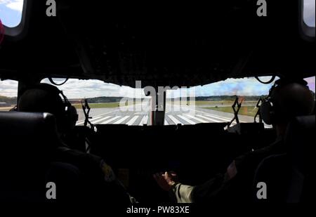 Il cap. Robert McDonald e il cap. Rodrigo Nagle sia con il 105° Airlift Wing con il decollo in una C-17 Globemaster III da Stewart Air National Guard base New York. Sett. 29, 2017. I piloti insieme ad altri tre membri di equipaggio sono una parte di una missione umanitaria che viene condotta per Hurricane Relief in Puerto Rico. Foto Stock