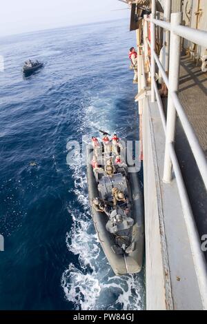 5TH FLOTTA AREA DI OPERAZIONI (sett. 23, 2017) di un Marine assegnato all'assalto anfibio nave USS America (LHA 6) si sale la scala pilota a bordo del dock anfibio sbarco nave USS Pearl Harbor (LSD 52) durante un trasferimento di personale. Pearl Harbor è parte dell'America anfibio gruppo pronto (ARG) e, con l'avviato xv Marine Expeditionary Unit (MEU), è distribuito come supporto di le operazioni di sicurezza marittima e di teatro la cooperazione in materia di sicurezza gli sforzi negli Stati Uniti Quinta Flotta area di operazioni. Foto Stock