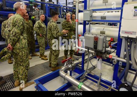 DIEGO GARCIA, Territorio britannico dell'Oceano Indiano (ott. 2, 2017) - Vice Adm. Maria Jackson, comandante della Marina comando installazioni, è mostrato il Nano sistema di scarico nell'impianto di trattamento delle acque da Lt Cory Devonis durante una valutazione degli STATI UNITI Navy Facility (NSF) Diego Garcia. NSF Diego Garcia fornisce la logistica, servizio, attività ricreative e del sostegno amministrativo per gli Stati Uniti e le forze alleate hanno distribuito per l'Oceano Indiano e il Golfo Persico. Foto Stock