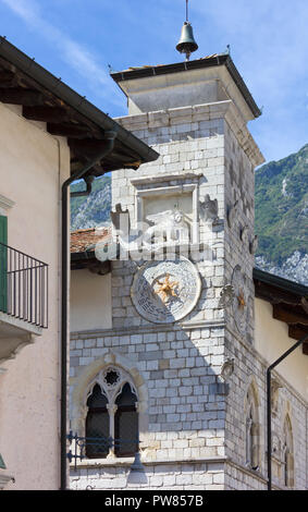 Angolo della torre del municipio storico nella piazza principale di Venzone, Italia Foto Stock