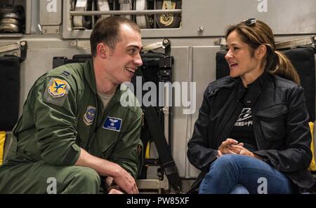 Nel vano di carico di un C-17 Globemaster III, cap. Sam Davis, 3d Airlift Squadron pilota, colloqui con Kimberle Burton, madre di Harrison Burton, NASCAR K&N Serie Pro Oriente driver, come il velivolo vola indietro alla Dover Air Force Base, Del., Sett. 28, 2017. Più di 20 NASCAR volo orientamento partecipanti hanno osservato il Globemaster III che è aria riforniti da KC-135T Stratotankers dal 127ala, Selfridge Air National Guard Base, Mich, durante le tre ore di volo. Foto Stock