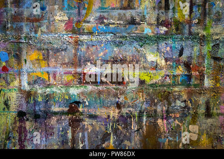 Colore creativo muro di mattoni dipinto luminosamente. Un sfondo astratto parete ricoperta con diversi colori. Colorati dipinti a muro con oli. Arte workro Foto Stock