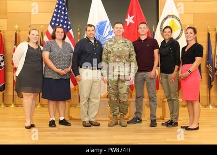 Il 2017 CBRNE (chimici, biologici, radiologici e nucleari esplosivi) analitica e attività di bonifica team del laboratorio è congratulato da xx CBRNE comando comando del sergente maggiore, il comando Sgt. Principali Kenneth Graham, per laurearsi il 2° Team annuale APG Greening corso. (Da sinistra a destra) chimici Theresa Pennington e Valerie Lesniak, cara; Direttore Chris Chesney, cara; Command Sgt. Il Mag. Kenneth Graham; farmacisti Kevin Wioland e Rebecca Lewandowski, cara; e Natalie Polk, programma support assistant, cara. Gli Stati Uniti Esercito di formazione e la dottrina che il comando è la promozione di questo esercito Foto Stock