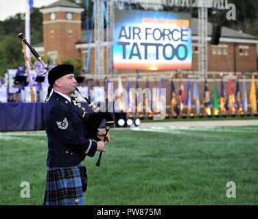 Tech. Sgt. Adam Tianello, U.S. Air Force Band cerimoniale di Brass Band bagpiper, attira l attenzione del pubblico proprio come la Forza Aerea Tattoo è per iniziare a sett. 14, 2017 a base comune Anacostia-Bolling, Washington D.C. Per data, egli è il solo lettore delle cornamuse NEGLI STATI UNITI Air Force Band. (Air Force Foto Stock