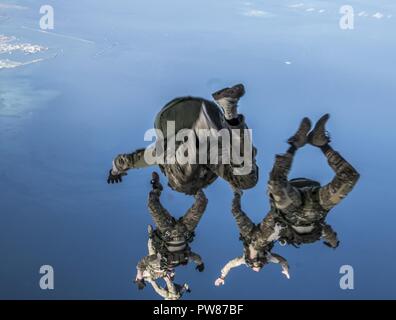 Stati Uniti Air Force 320Tattiche speciali Squadron e trentunesimo Stormo di soccorso degli operatori militare condotta in caduta libera operazioni da una U.S. Air Force xvii Special Operations Squadron MC-130J Commando II Sett. 21, 2017, a Kadena Air Base, Giappone. La formazione fornita una opportunità per la 320STS e trentunesimo RQS a rimanere ferrato nella loro lotta e salvare la vita dei set qualifiche. Foto Stock
