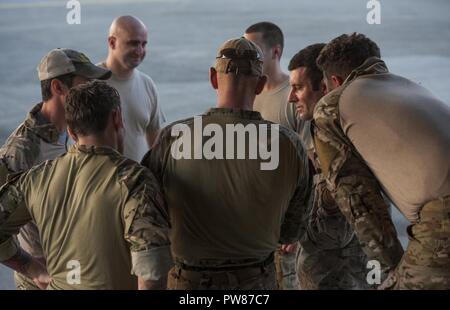 Stati Uniti Air Force 320Tattiche speciali Squadron e trentunesimo Stormo di soccorso agli operatori discutere la sequenza di eventi per militari in caduta libera le operazioni con U.S. Air Force xvii Special Operations Squadron equipaggio sett. 21, 2017, a Kadena Air Base, Giappone. La formazione fornita una opportunità per la 320STS e trentunesimo RQS a rimanere ferrato nella loro lotta e salvare la vita dei set qualifiche. Foto Stock