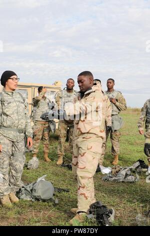 Pfc. Alex J. Pierre practice indossare i suoi servizi comuni leggero tuta integrato Technology durante il funzionamento affidabile Focus sett. 29 a Fort Riley, Kansas. Il JSLIST è un uniforme di protezione i soldati dovrebbero essere coinvolti in un prodotto chimico biologiche, nucleari e radiologiche attacco. (Sgt. 1. Classe Victor Gardner, 1INF. Div. Sust. Bde). Foto Stock