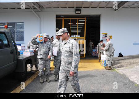 EFAC - Emergenza famiglia Centro assistenza - lavoratori, aviatori e voluteers preparare e distribuire tanto bisogno di cibo e generi di prima necessità ai membri dell'156Airlift Wing durante il weekend trapano ott. 15, 2017 a Muniz aria base nazionale, Puerto Rico. Foto Stock