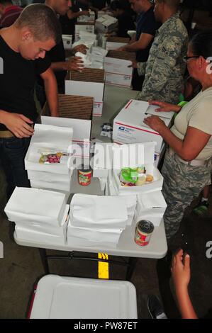 EFAC - Emergenza famiglia Centro assistenza - lavoratori, aviatori e voluteers preparare e distribuire tanto bisogno di cibo e generi di prima necessità ai membri dell'156Airlift Wing durante il weekend trapano ott. 15, 2017 a Muniz aria base nazionale, Puerto Rico. Foto Stock