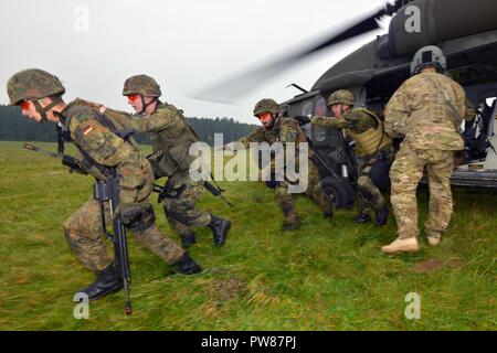 Soldati multinazionale di partecipare al combattimento tattico Casualty Cura medica di esercitazione, ospitato dall'International Special Training Center, Pfullendorf, Germania, 27 settembre, 2017. Esercizi di formazione come questo sono un prezioso metodo di rafforzare la NATO ha collaborato unite a mantenere una forte allied force contro la guerra globale al terrorismo. Foto Stock