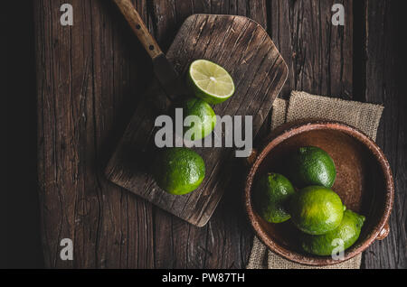 Lime fresco sul pannello di legno, bio frutta, cibo fotografia, stock di prodotti alimentari Foto Stock