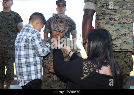 La famiglia Mendoza, perni U.S. Marine Corps Staff Sgt. Antonio Mendoza, reclutatore, stazione di reclutamento di Springfield, durante una cerimonia di promozione al Fenway Park di Boston, Massachusetts, Ottobre 2, 2017. Foto Stock