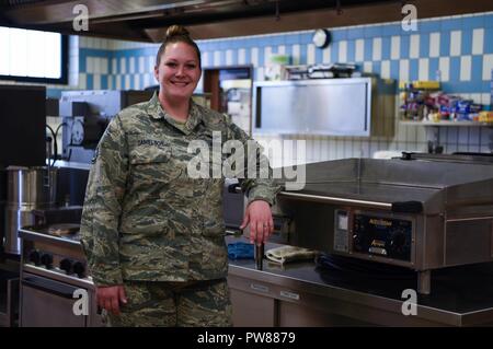 Stati Uniti Il personale Sgt. Jodi Danielson, 76th Airlift Squadron C-40B Clipper istruttore assistente di volo, sorge in un volo cucina su Ramstein Air Base, Germania, Sett. 28, 2017. Danielson è stato riconosciuto dalla forza di 86º squadrone di supporto continuo miglioramento del processo di ufficio e di innovazione del programma leader per lo sviluppo di un governo travel card-come sistema per gli assistenti di volo. Foto Stock