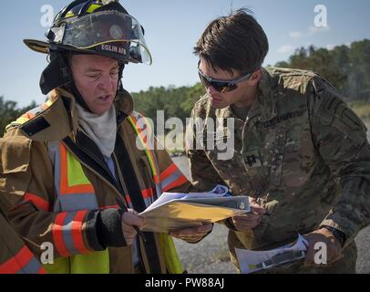 Stati Uniti Esercito capitano Adam Chappell, 6 Ranger del battaglione di formazione, Alfa Company commander, coordina gli sforzi di emergenza con 96Ingegnere Civile gruppo vigili del fuoco durante la loro messa annuale casualty esercizio sett. 28 A Eglin Air Force Base, Fla. primi responder dal 6o RTB, la 96Ingegnere Civile Gruppo Vigili del Fuoco, 96a forze di sicurezza Squadron, Okala County i servizi medici di pronto soccorso e di Okala volo Med ha risposto ad una simulazione di volo in elicottero e collisione crash sulla gamma. Il realistico esercizio con più di venti lesioni servita per convalidare il 6 RTB di mass casualty ex Foto Stock