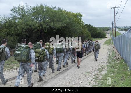 Avieri con 353 a Battlefield aviatori Training Squadron eseguire il benessere fisico a base comune San Antonio-Medina allegato durante il Tactical Air parte di controllo corso preparatorio sett. 9, 2017. Il corso prepara i candidati attraverso fisica introduttiva e condizionamento mentale e viene utilizzato per identificare quelli inadatti per il ruolo. Passando per il corso è un prerequisito per aviatori di frequentare l'apprendista TACP corso. Foto Stock