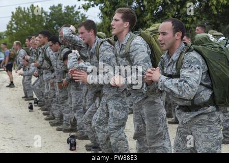 Avieri con 353 a Battlefield aviatori Training Squadron eseguire il benessere fisico a base comune San Antonio-Medina allegato durante il Tactical Air parte di controllo corso preparatorio sett. 9, 2017. Il corso prepara i candidati attraverso fisica introduttiva e condizionamento mentale e viene utilizzato per identificare quelli inadatti per il ruolo. Passando per il corso è un prerequisito per aviatori di frequentare l'apprendista TACP corso. Foto Stock