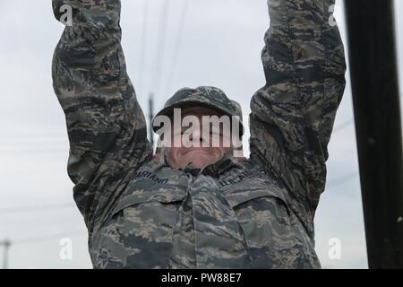 Un aviatore con 353 a Battlefield aviatori Training Squadron esegue il benessere fisico a base comune San Antonio-Medina allegato durante il Tactical Air parte di controllo corso preparatorio sett. 9, 2017. Il corso prepara i candidati attraverso fisica introduttiva e condizionamento mentale e viene utilizzato per identificare quelli inadatti per il ruolo. Passando per il corso è un prerequisito per aviatori di frequentare l'apprendista TACP corso. Foto Stock