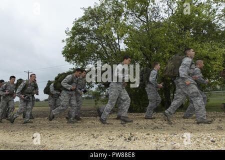 Avieri con 353 a Battlefield aviatori Training Squadron eseguire il benessere fisico a base comune San Antonio-Medina allegato durante il Tactical Air parte di controllo corso preparatorio sett. 9, 2017. Il corso prepara i candidati attraverso fisica introduttiva e condizionamento mentale e viene utilizzato per identificare quelli inadatti per il ruolo. Passando per il corso è un prerequisito per aviatori di frequentare l'apprendista TACP corso. Foto Stock